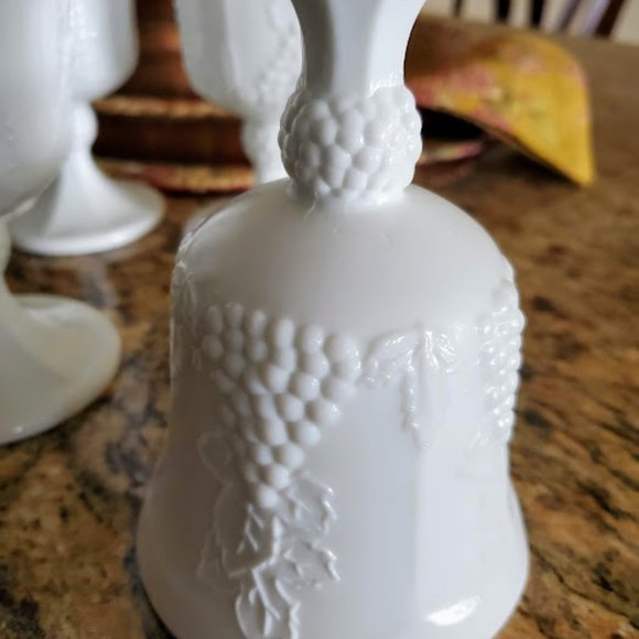 Vintage Milk Glass Goblets Set of 8 Indiana Glass Harvest Grape Pattern - Picture 4 of 5